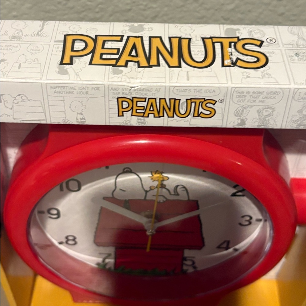 Peanuts snoopy table top clock - Red - Picture 3 of 5